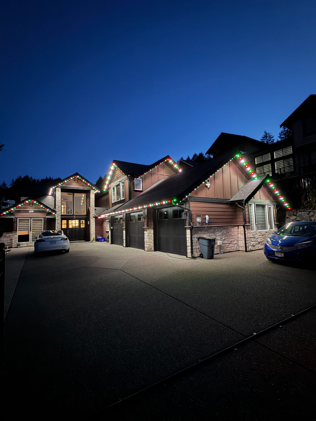 The same home switched to alternating red, green and white Christmas lighting.